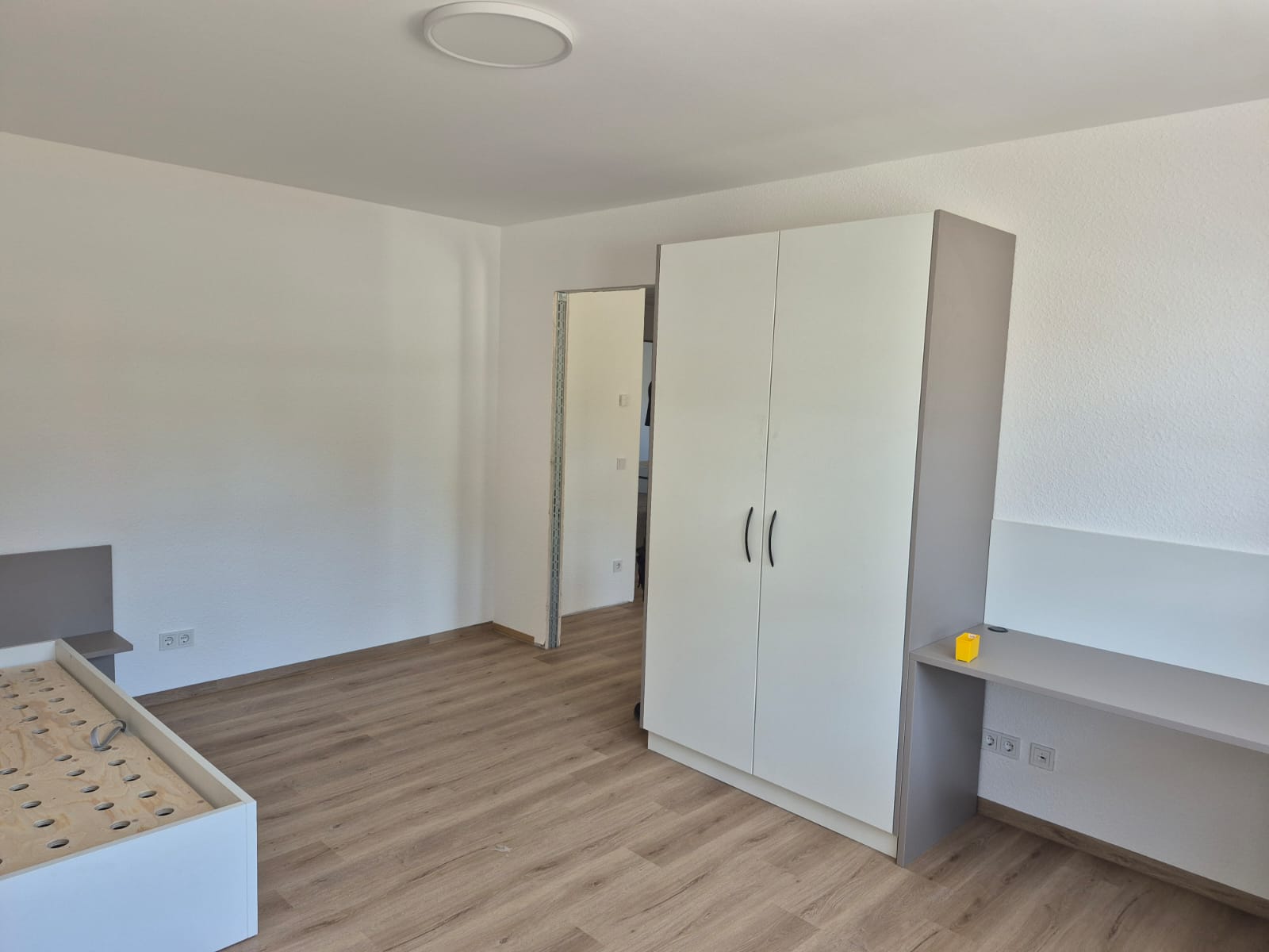Modernes, helles Appartement mit Schreibtisch und Bett